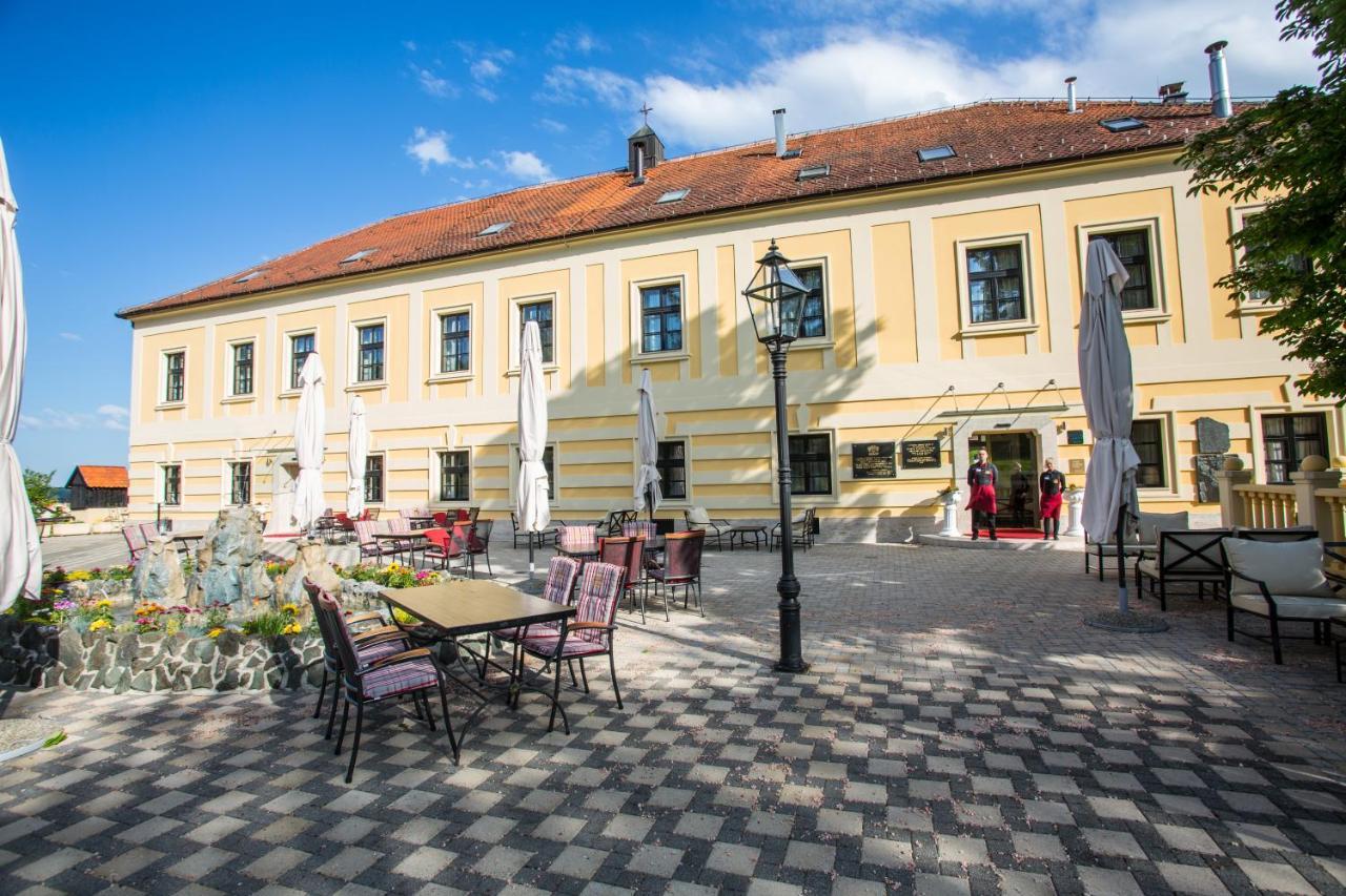 Hotel & Restoran Dvorac Gjalski Zabok Bagian luar foto