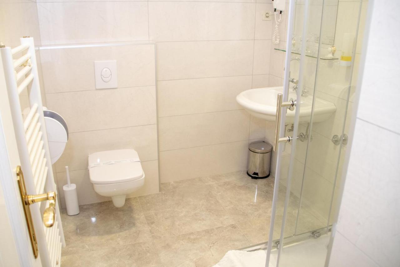 Hotel & Restoran Dvorac Gjalski Zabok Bagian luar foto