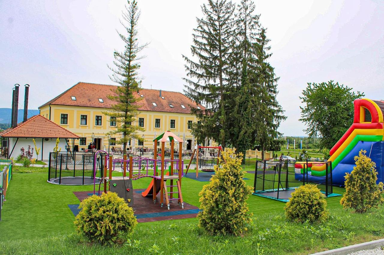 Hotel & Restoran Dvorac Gjalski Zabok Bagian luar foto